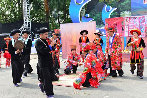 GIỮ HỒN VĂN HÓA DÂN TỘC CHO THẾ HỆ TRẺ